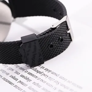 Montre à quartz pour hommes avec bracelet en silicone noir et boucle en métal argenté