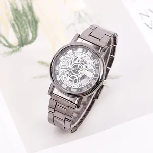 Montre squelette homme en métal gris avec chiffres romains et bracelet en acier