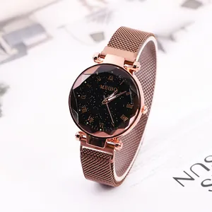 Détails d'une montre femme cadran étoilé avec bracelet en maille or rose et chiffres