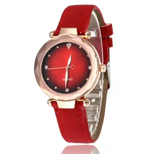 Gros plan du cadran rouge avec index diamant et cristal facetté sur montre quartz femme