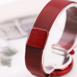 Gros plan du bracelet de montre milanais bordeaux et du fermoir magnétique en détail
