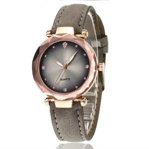 Vue détaillée de la montre quartz femme avec cadran gris dégradé et verre biseauté