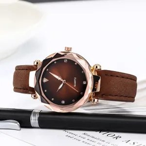 Détail d'une montre à quartz avec cadran dégradé café, boîtier or rose et bracelet cuir