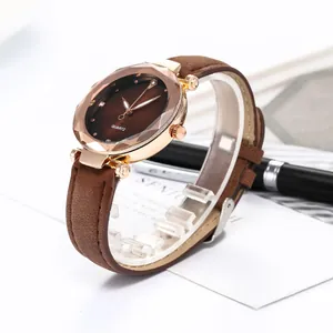 Détail du verre facetté et boîtier or rose sur un bracelet en cuir marron