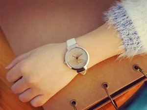 Détail de la montre SOXY ciel étoilé avec cadran scintillant et bracelet en cuir blanc