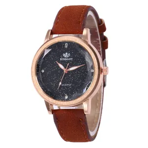 Detail van roségouden quartzhorloge met zwarte sterrenhemel wijzerplaat en bruine leren band