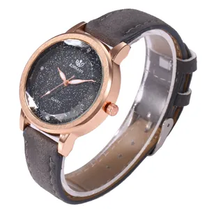Detail van roségouden horloge met zwarte sterrenwijzerplaat en grijze leren band