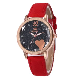 Detail van sterrenhemel horloge met roségouden kast en sprankelend hartpatroon