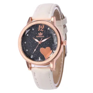 Detail van roségouden horloge met sterrenzwarte wijzerplaat en beige lederen armband