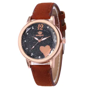Detail van Rinnady horloge met sterrenwijzerplaat, roségouden hart en bruine fluwelen band