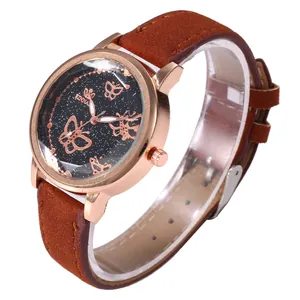 Détails du boîtier or rose avec cadran papillon étoilé et bracelet en daim marron