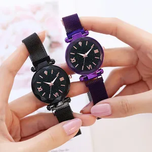 Détail du cadran ciel étoilé avec verre à facettes et bracelet de montre magnétique