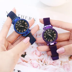 Detailansicht der Sternenhimmel-Uhren mit römischen Ziffern und Magnetarmbändern