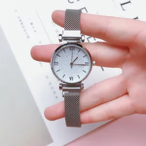 Elegante Damenquarzuhr mit silbernem Netzarmband, Sternenzifferblatt und römischen Ziffern