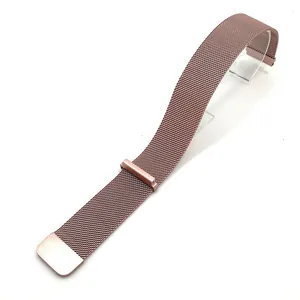 Nahaufnahme von roségoldenem Mailänder Mesh-Uhrenarmband mit Magnetverschluss auf weiß