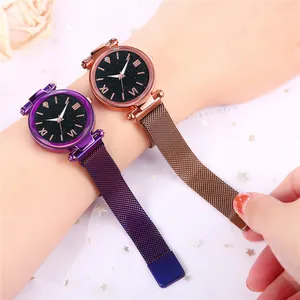 Gros plan de montres à quartz ciel étoilé pour femmes avec bracelets en maille magnétique
