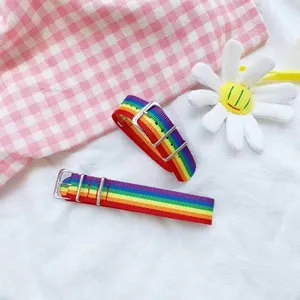 Gros plan sur les bracelets de montre en nylon à rayures arc-en-ciel et boucles en acier