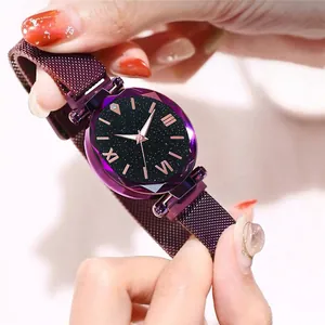 Montre à quartz ciel étoilé pour femme avec bracelet magnétique violet et boîtier cristal