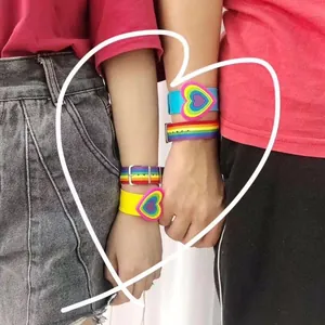 Bracelet de Montre en Nylon Tissé à Rayures Arc-en-Ciel Style NATO Avec Boucle à Ardillon en Métal Argenté pour Femmes Hommes
