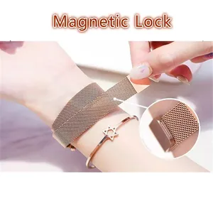 Nahaufnahme des roségoldenen Mesh-Uhrenarmbands mit einem Magnetverschluss-Design