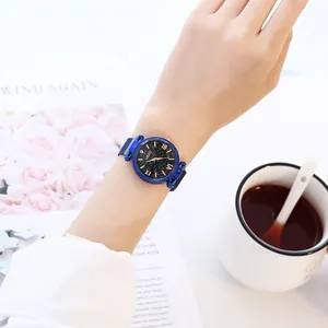 Elegante blaue Damenuhr mit Sternenhimmel-Zifferblatt und magnetischem Milanaise-Armband im Alltag