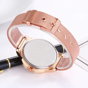 Vue détaillée d'une montre à quartz or rose avec bracelet en maille et boîtier inox