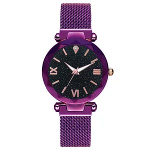 Détail du cadran ciel étoilé violet avec verre taillé diamant et bracelet magnétique