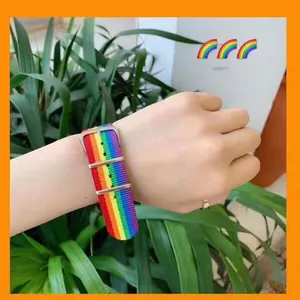 Bracelet de montre en nylon rayé arc-en-ciel avec boucle argentée au poignet
