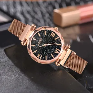 Detail der roségoldenen Sternenhimmel-Uhr mit römischen Ziffern und Milanese-Armband