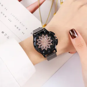 Montre quartz femme avec cadran floral noir serti de cristaux et bracelet maille