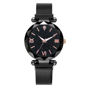 Détail du cadran bleu étoilé et du verre taillé avec index en or rose sur la montre