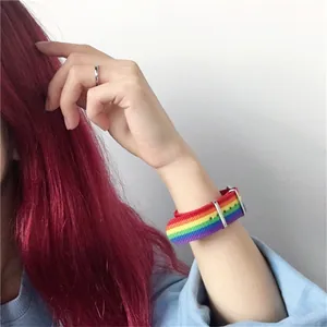 Bracelet montre NATO en nylon arc-en-ciel avec boucle argentée porté au poignet