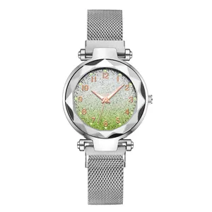 Détail du cadran dégradé vert radieux avec chiffres arabes et bracelet magnétique
