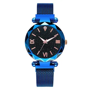 Détail du cadran bleu étoilé avec marqueurs en or rose et bracelet en maille magnétique