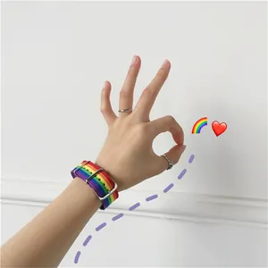 Bracelet de montre NATO en nylon arc-en-ciel avec boucle en argent sur le poignet