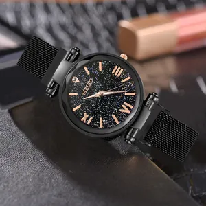 Detailansicht der schwarzen Sternenhimmel-Uhr mit roségoldenen Indizes und Magnetarmband