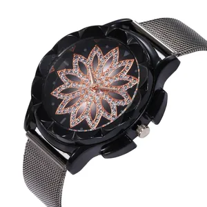 Vue macro détaillée du cadran floral or rose avec strass et boîtier noir à pétales