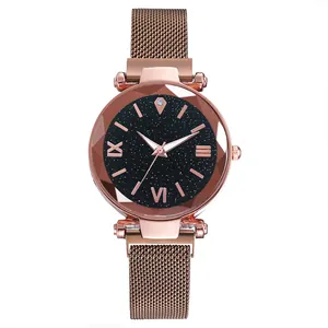 Détail du cadran effet ciel étoilé avec bracelet milanais magnétique en or rose