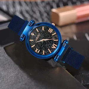 Detail der blauen Sternenhimmel-Uhr mit roségoldenen römischen Ziffern und Netzband