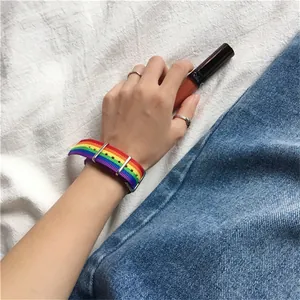 Bracelet de montre NATO en nylon arc-en-ciel avec boucles en acier inoxydable sur poignet