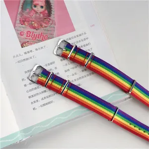 Gros plan d'un bracelet de montre en nylon arc-en-ciel avec boucle en acier inoxydable