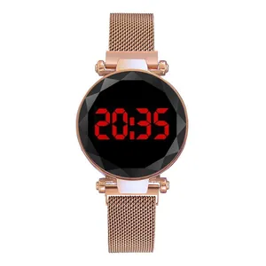 Minimalistisch LED digitaal horloge met roségouden magnetische band en gefacetteerd glas