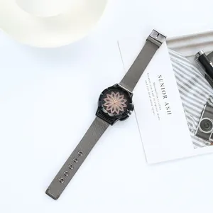 Gros plan détaillé de la montre à quartz avec bracelet gris et cadran lotus or rose