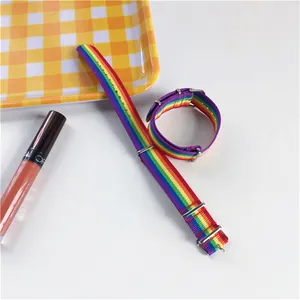 Vue détaillée du bracelet de montre en nylon rayé arc-en-ciel avec boucle métallique