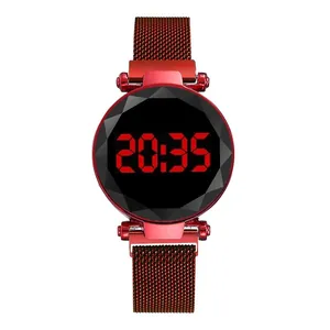 Modieus rood digitaal horloge met magneetband en LED-display op een gefacetteerde glazen wijzerplaat