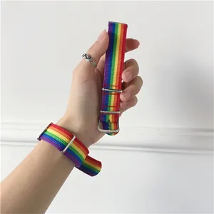 Gros plan du bracelet de montre en nylon arc-en-ciel avec boucle métallique argentée