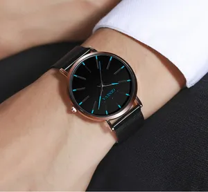 Détail de la montre à quartz Geneva avec index bleus et bracelet en maille noire