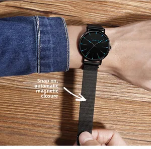 Détail montrant le bracelet magnétique réglable en maille noire de la montre Geneva