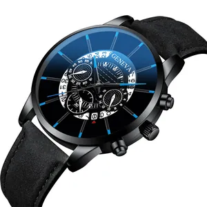Dettaglio ravvicinato di un orologio al quarzo da uomo con quadrante blu e cinturino in pelle nera