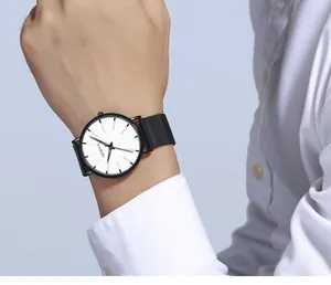Gros plan d'une montre Geneva pour homme avec cadran blanc et bracelet magnétique noir